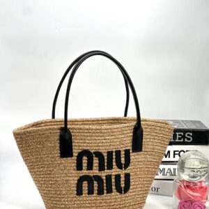 Miu Miu Elegantna